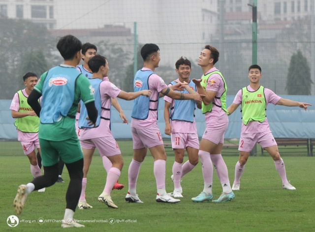Bùi Hoàng Việt Anh trở lại tập luyện, tuyển Việt Nam làm quen với bóng