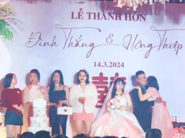 Độc lạ Hà Nam: Cô dâu tươi như hoa nhìn dàn người yêu cũ lên sân khấu ôm tạm biệt chú rể