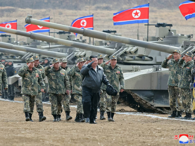 Ông Kim Jong Un giám sát tập trận, hối thúc quân đội Triều Tiên sẵn sàng