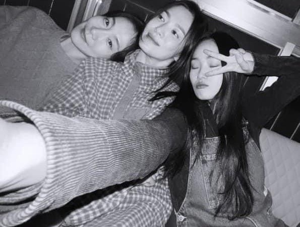 Song Hye Kyo vui vẻ tụ tập bạn bè sau khi bị réo tên giữa ồn ào "tiểu tam" của Han So Hee