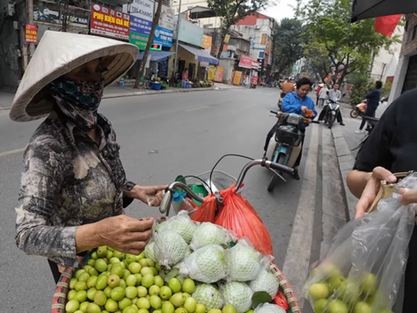 Vụ khách Tây bị 'chặt chém' túi táo 200 nghìn: Công an phường Thụy Khuê vào cuộc