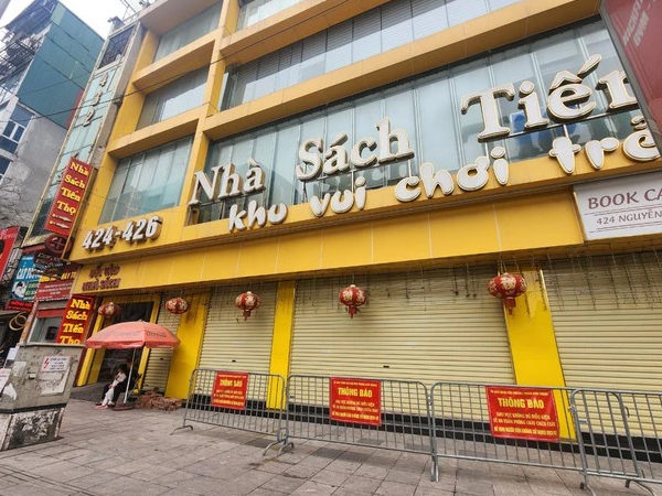 Bị đình chỉ hoạt động, nhà sách ở Hà Nội vẫn tấp nập đón khách