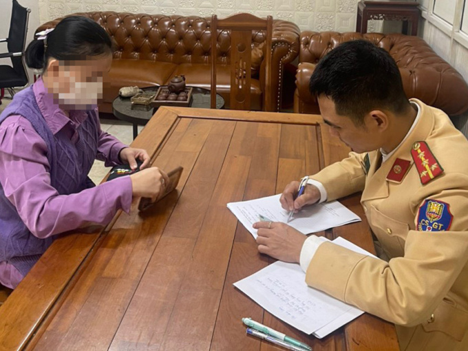 Nữ tài xế vi phạm nồng độ cồn ở phố Trần Cung bị phạt thêm 11 triệu đồng