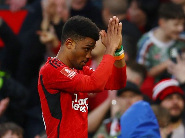 Hài hước lý do người hùng MU bị đuổi sau khi xé lưới Liverpool