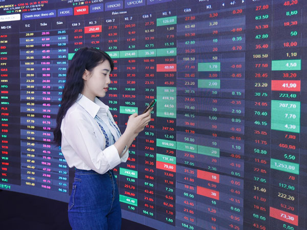 Chứng khoán lao dốc, VN-Index mất 36 điểm: 30.000 tỷ đồng trao tay buổi sáng