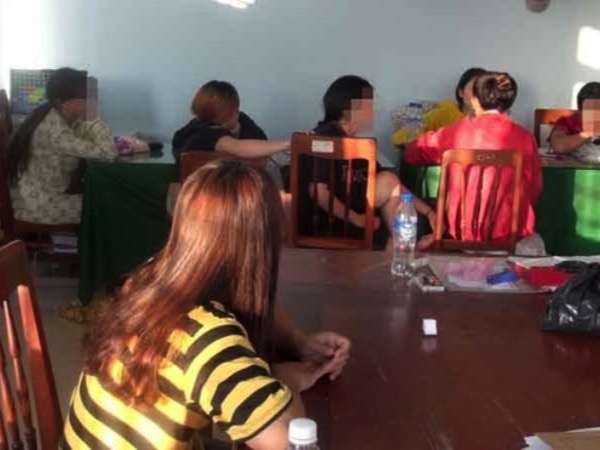 Tra tấn dã man các nữ nhân viên với những thủ đoạn tàn độc để ép tiếp khách