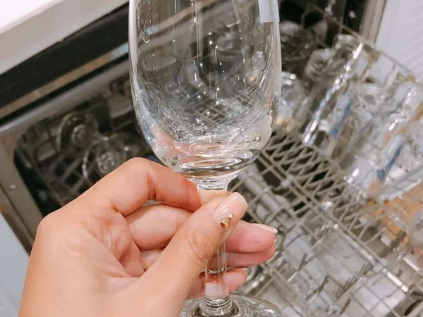 Hãy tránh 6 sai lầm này khi dùng máy rửa bát nếu bạn không muốn đồ thủy tinh của bạn bị đục và mờ