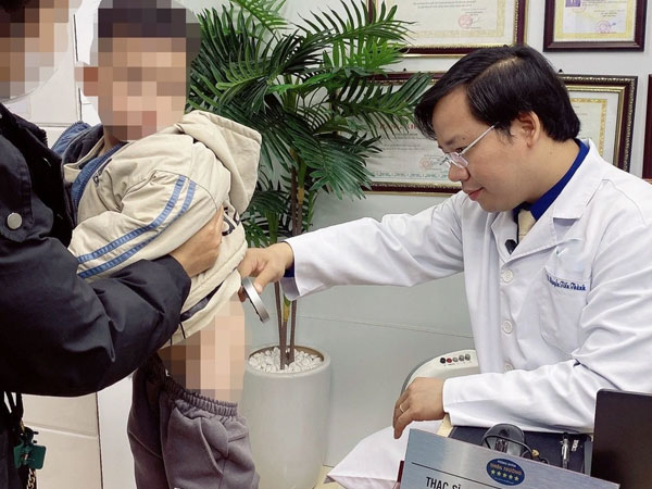 Bé hai tuổi mắc sùi mào gà