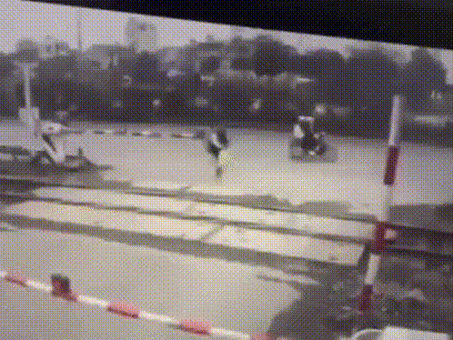 Clip 16 giây đau xót: Nữ sinh Bắc Giang băng qua đường ray dù rào chắn đã hạ, bị tàu đâm tử vong
