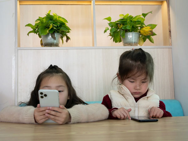 Cảnh báo trẻ 'nghiện' điện thoại: Nguy cơ khôn lường, 20 tuổi thoái hoá khớp ngón tay