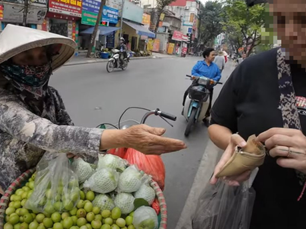 Hà Nội: Phạt người bán túi táo nhỏ với giá 200.000 đồng cho du khách nước ngoài