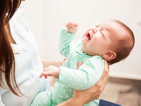 Bé gái 2 tuổi phù não, ngừng thở vì thói quen dỗ trẻ khi khóc đa số các gia đình đều thực hiện