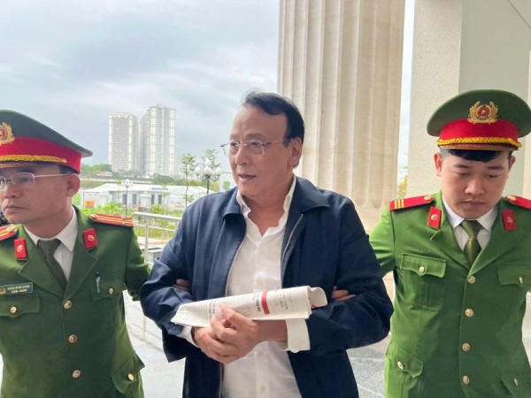 Chủ tịch Tân Hoàng Minh Đỗ Anh Dũng và các bị cáo được dẫn giải tới tòa