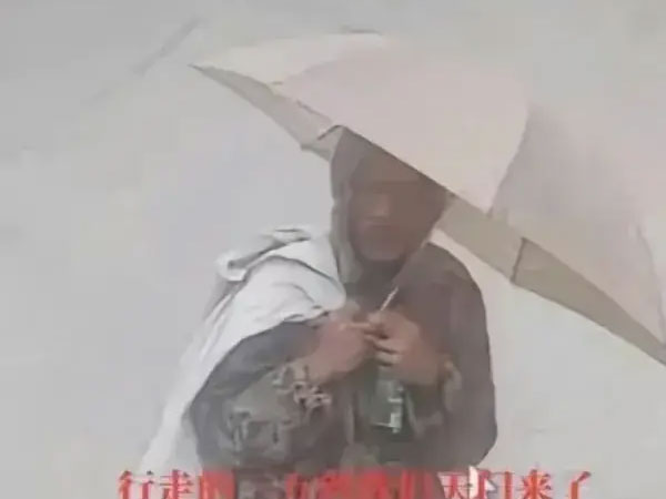 'Người ăn mày' lang thang khắp nơi nhưng không dám ngửa tay xin đồ ăn: Cảnh sát tiết lộ sự thật động trời