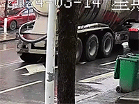 Sốc với cách một bé trai đi tắt qua đường bằng cách chui qua gầm xe tải đang chờ đèn đỏ