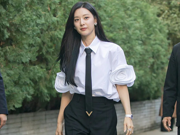 Kim Ji Won xinh đẹp lộng lẫy nhưng chỉ thích diện đồ tối giản