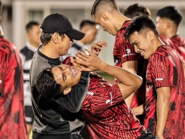 HLV Shin Tae-yong véo tai, kẹp cổ tiền đạo Indonesia