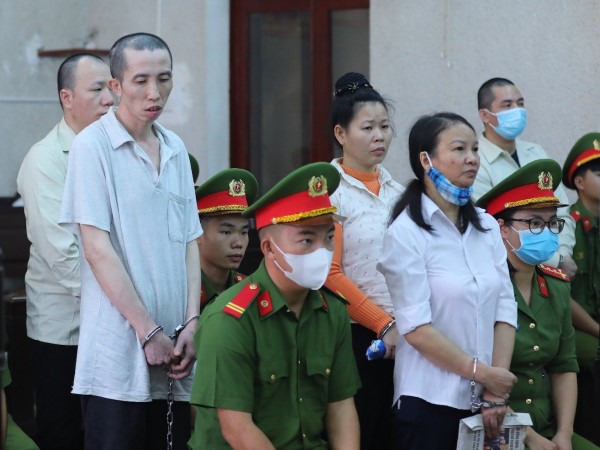 Mẹ nữ sinh giao gà bị ngất, tòa phải hoãn phiên phúc thẩm