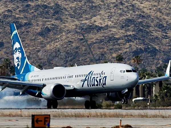 Boeing tiếp tục 'chuỗi ngày đen tối' với chuyến bay chở 165 người bị nứt kính chắn gió khi hạ cánh