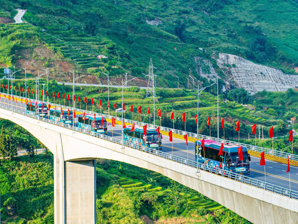 Lào Cai tạm dừng thu phí BOT Sa Pa một tháng