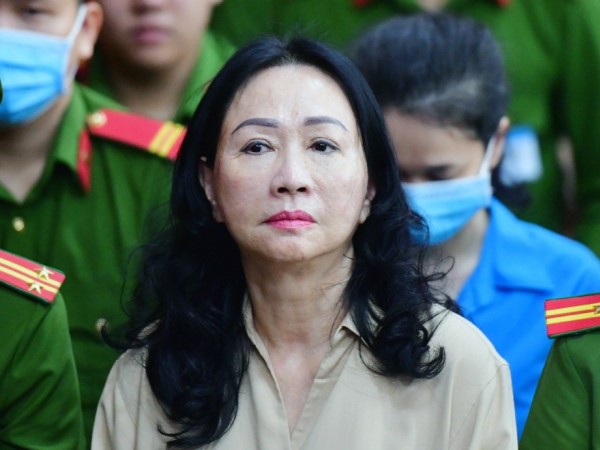Bà Trương Mỹ Lan ngã quỵ khi nghe đề nghị mức án tử hình