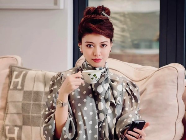 Bên trong siêu biệt thự của BTV tài chính sang chảnh bậc nhất VTV: Thiết kế 'nghệ' như triển lãm, có bể bơi và phòng tập ballet dành riêng cho 'ái nữ'