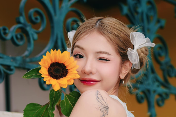 'Soi' loạt ảnh cực gợi cảm của 'Lisa bản Việt', fan xót xa khi biết tình trạng sức khỏe