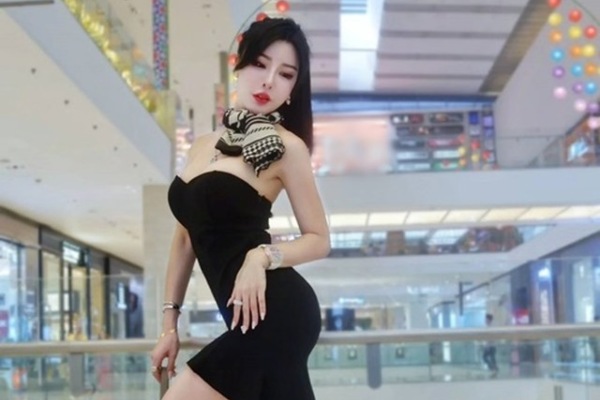Vượt ranh giới gợi cảm, hot girl kéo áo khoe 'tâm hồn thả rông' ngay chốn công cộng khiến CĐM bức xúc