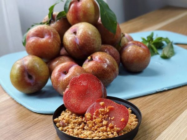 Tình hình mận đầu mùa: Vài trăm nghìn/kg vẫn đổ xô mua, dân tình mukbang rần rần dù chua nhăn mặt