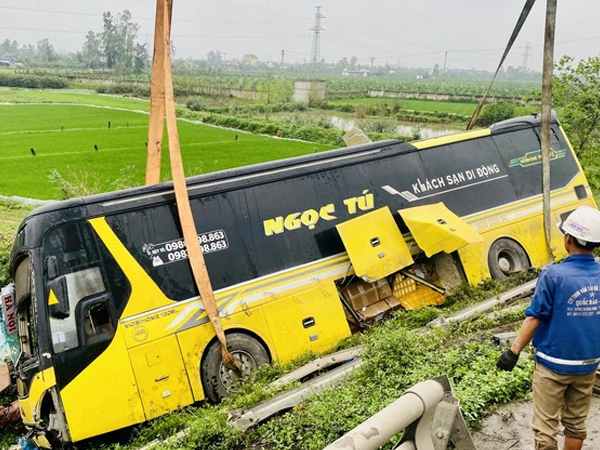 Bác bỏ thông tin lật xe giường nằm khiến 13 người chết