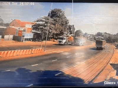 Xe ben chồm lên 'con lươn' sau cú vượt trái, ô tô con bỗng vạ lây: Bị 'xuyên táo' thẳng qua ghế lái