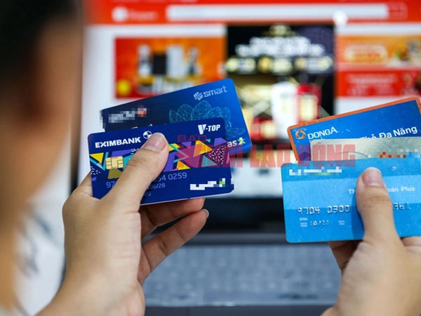 Mập mờ phí, lãi suất thẻ ngân hàng