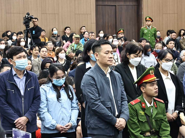 Tạm dừng phiên xét xử vụ Tân Hoàng Minh để bị hại nghiên cứu thêm hồ sơ
