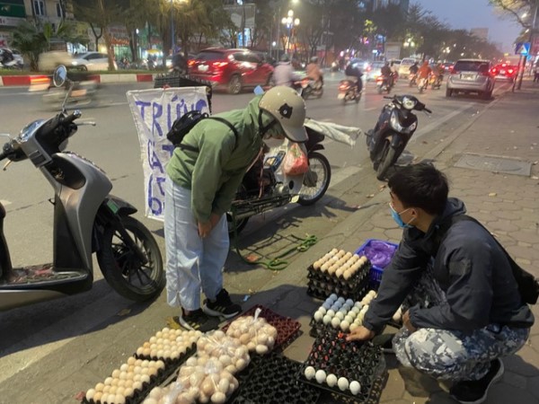 Trứng gà rẻ 'chưa từng có' bán đầy Hà Nội