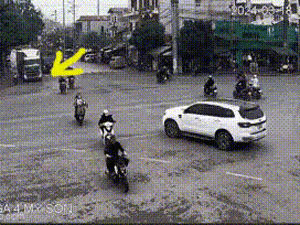 Học sinh lớp 6 bị xe tải cán tử vong giữa ngã tư, phụ huynh ám ảnh khi xem trích xuất camera