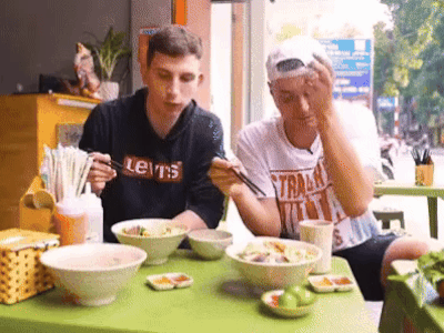 Cháo lòng nằm trong danh sách 'tệ nhất' nhưng ra mà xem các vị khách Tây 'mê' món ăn này thế nào!
