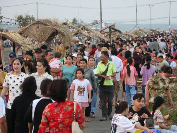 Chợ ẩm thực quê giữa đồng lúa xanh hút nghìn khách ngày mở cửa trở lại