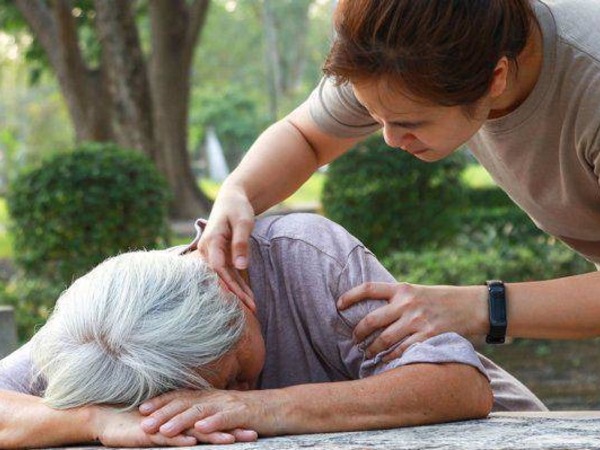 Người phụ nữ đột ngột qua đời sau bữa trưa với con trai, bác sĩ chỉ ra một sai lầm nhiều người mắc