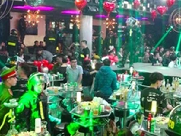 Bắt 3 nhân viên quán bar ở TP HCM dùng vũ lực với 1 người nước ngoài