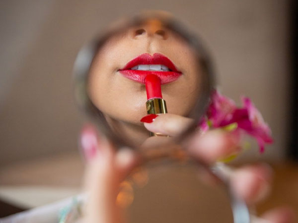 Điều gì xảy ra với não bộ khi bạn dừng trang điểm?