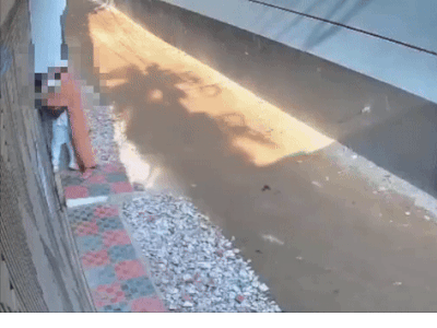Người đàn ông lao tới cưỡng hôn nữ sinh rồi bỏ chạy khỏi hiện trường