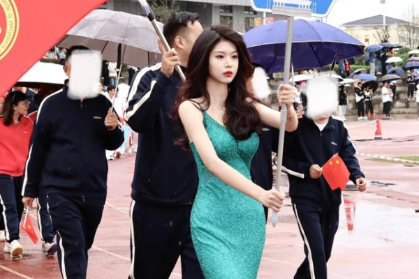 Nữ sinh cầm bảng và visual 'kinh diễm' lên hot search: 19 tuổi của người ta và 19 tuổi của tôi sao khác nhau thế?