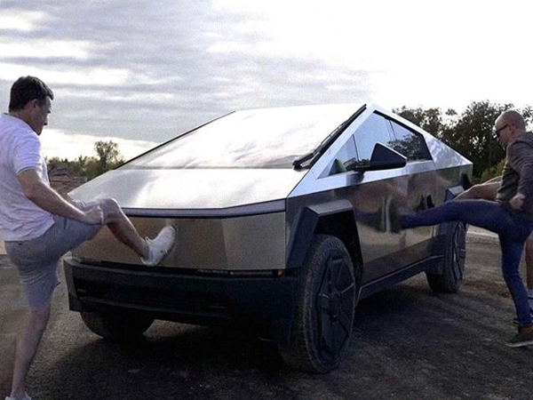 Tesla khẩn cầu khách hàng thôi ‘hành hạ’ xe bán tải điện