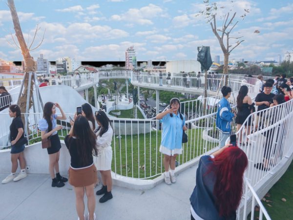 Chen chân check-in tại 'thiên đường sống ảo' mới ở Đà Nẵng