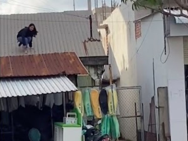 'Nữ quái' nhờ chuyển khoản gần 300 triệu đồng rồi tẩu thoát bằng cách leo qua mái nhà