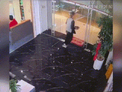 Clip: Người đàn ông trượt ngã hai lần liên tiếp trên cùng một chỗ