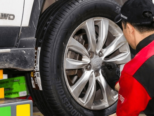 Lái xe nhất định phải biết 'đọc' dãy chữ, số này trên lốp xe