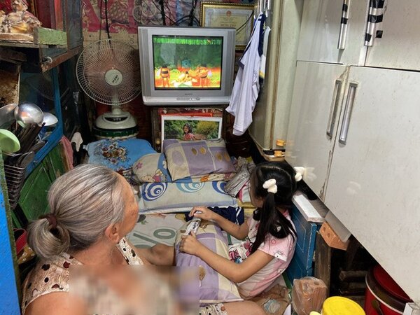 Bố mẹ có gia đình mới, bà ngoại nuốt nước mắt đón cháu gái về sống trong căn nhà 2m2