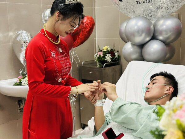 Đám cưới đặc biệt được tổ chức trong phòng bệnh ngay sau khi chú rể thoát 'cửa tử' trong gang tấc