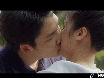 Nụ hôn gây sốt của Đình Tú và Anh Đào